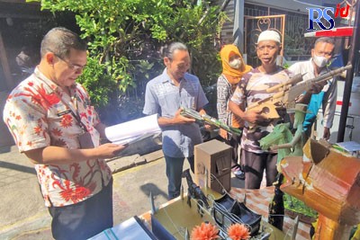 Berbagai hasil kerajinan dari barang bekas yang dikumpulkan di Bank Sampah Berkah RW 05 Kelurahan Sarirejo, Kecamatan Semarang Timur. (Istimewa)