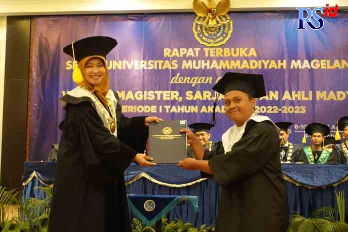 TEKAD KUAT : Dwi Kusuma Wirawan (kanan) mahasiswa disabilitas tuli meraih gelar ahli madya setelah menyelesaikan kuliah di Unimma.  (IST)