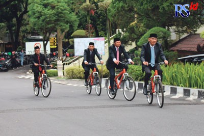Sepeda berbahan aluminium yang dicetak buatan Suyitno saat dicoba di area kampus Untidar. (Istimewa)