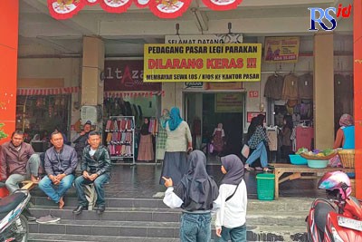 Spanduk penolakan terhadap Perbup no 117 tahun 2021 yang dipasang pedagang Pasar Legi Parakan. (DOK ADDIN ALFATH/ JAWA POS RADAR SEMARANG)