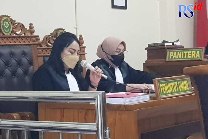 Jaksa Meta Permatasari membacakan dakwaan dalam sidang kasus penganiayaan terduga pencuri hingga meninggal di Pengadilan Negeri Semarang, Selasa (11/10). (IDA FADILAH/JAWA POS RADAR SEMARANG)