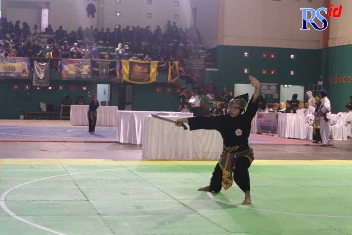 Para pesilat yang berlaga di Tugu Muda Championship 3 di Gor Pandanaran, Ungaran. (NURFAIK NABHAN/Jawa Pos Radar Semarang)