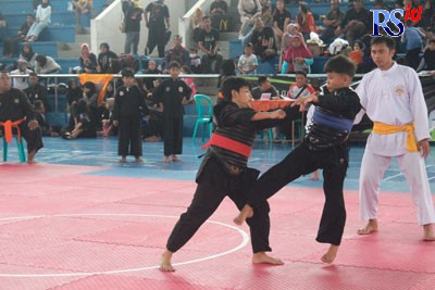 Para atlet pencak silat bertanding di kejuaraan Popda pencak silat Kota Magelang di Gelora Sanden, Kota Magelang Minggu (9/10). (ROFIK SYARIF G P/JAWA POS RADAR SEMARANG)