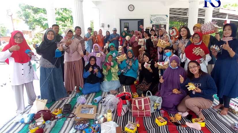 Kelompok kerajinan G17 Srondol Wetan yang meliputi kerajinan rajut, batik, daur ulang, sulam pita, perca, decoupage. (Istimewa)