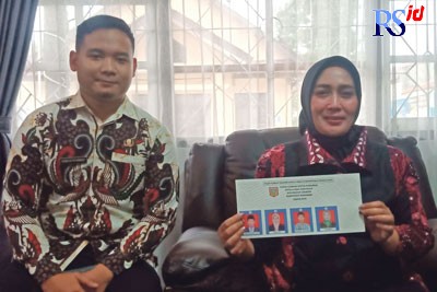 Kepala Dinsos PMD Kabupate Wonosobo Harti menunjukkan contoh surat suara yang akan digunakan dalam pilkades serentak, 26 Oktober 2022. (Sigit Rahmanto/Jawa Pos Radar Semarang)