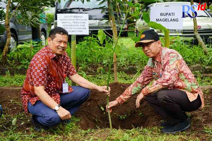 PENGHIJAUAN : Sekda Kabupaten Magelang, Adi Waryanto bersama Deputi Bidang Koordinasi Revolusi Mental, Pemajuan Kebudayaan dan Prestasi Olahraga, Kemenko PMK, Didik Suhardi menanam bibit pohon kalpataru. (IST)