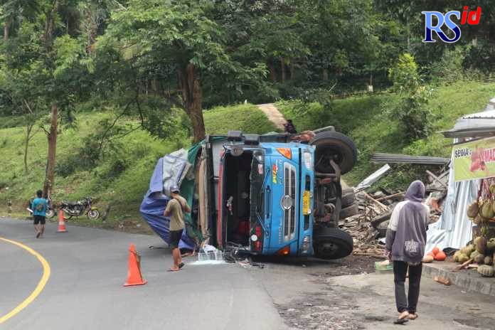 Truk muatan vinyl yang menabrak warung buah di Tanjakan Kalimalang, Kecamatan Jambu. (NURFAIK NABHAN/Jawa Pos Radar Semarang)