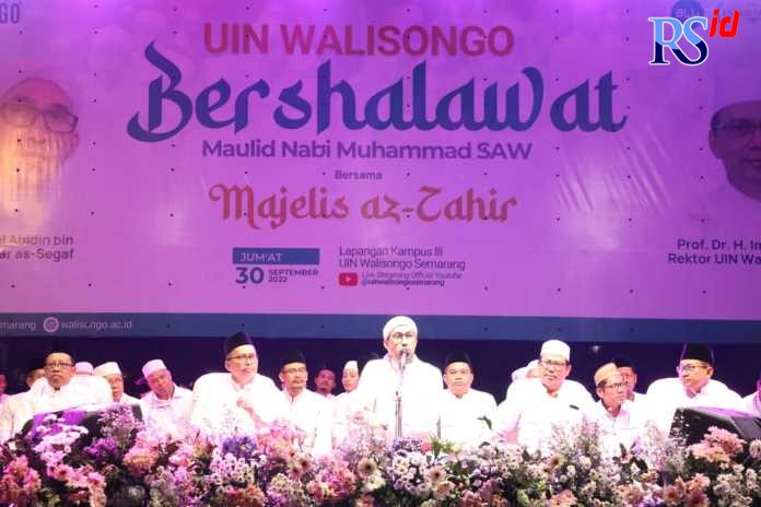 UIN Walisongo Bershalawat bersama Habib Ali Zainal Abidin bin Segaf bin Abu Bakar Assegaf dan Majelis Azzahir dari Pekalongan di lapangan kampus III UIN Walisongo Jumat malam (30/9). (Istimewa)