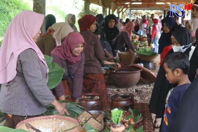 Warga yang berkunjung di Wisata Kuliner Desa Lerep. (NURFAIK NABHAN/Jawa Pos Radar Semarang)