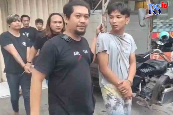 UPAL: Anggota Unit Pidana Umum Satreskrim Polrestabes Semarang mengamankan dua pria yang diduga membuat dan mengedarkan uang palsu.(ISTIMEWA)