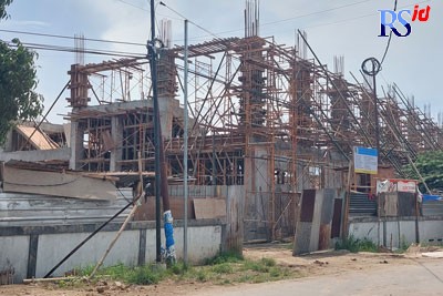 Sport center yang terdiri dari stadion dan gedung KONI masih dalam tahapan pembangunan. (Wahib Pribadi/Jawa Pos Radar Semarang)