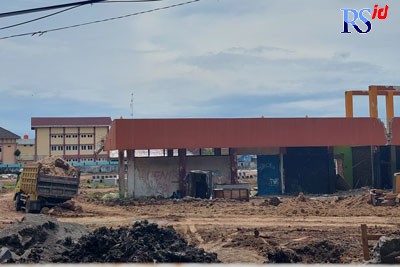 Lapangan dan tribun Stadion Pancasila dibongkar dan kini dalam proses pembangunan yang ditargetkan selesai akhir tahun. (Wahib Pribadi/Jawa Pos Radar Semarang)