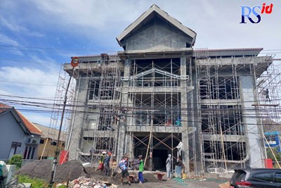 Proses penyelesaian finishing pembangunan gedung Mal Pelayanan Publik (MPP) Pemkab Demak terus dikebut. (Wahib Pribadi/Jawa Pos Radar Semarang)