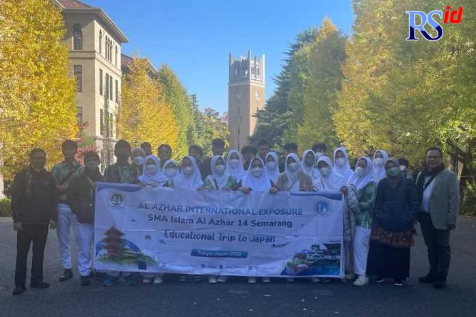 Guru dan Siswa SMA Islam Al Azhar 14 saat berada di kampus Waseda, salah satu kampus paling prestisius di negeri Sakura, Jepang. (Istimewa)