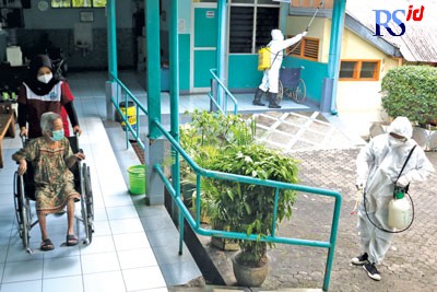 Suasana penyemprotan disinfektan di kamar oma opa Panti Wreda Pengayoman, Rabu (16/11). (NUR CHAMIM/ JAWA POS RADAR SEMARANG)