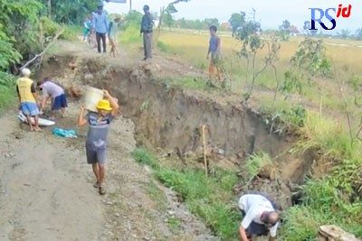 Warga bekerja bakti di titik jalan ambles penghubung Desa Purworejo-Kalijambe, Kecamatan Sragi, Senin (21/11). (Istimewa)
