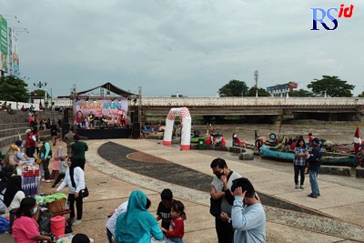 Pedagang di Pasar Apung sementara dipindahkan ke atrium karena arus sungai Banjir Kanal Barat cukup deras Sabtu (26/11) sore. (IDA FADILAH/JAWA POS RADAR SEMARANG)