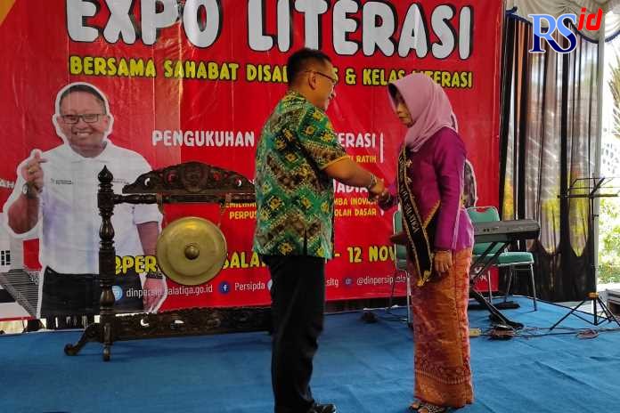 Pj Wali Kota Sinoeng Nugroho Rachmadi mengukuhkan istrinya, Denok Respati Ratih sebagai bunda literasi Dinpersip.  (Dhinar Sasongko/Jawa Pos Radar Semarang)