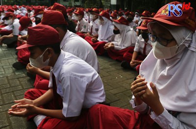 Ratusan siswa SD Negeri Pekunden, Semarang Tengah menggelar doa bersama bagi korban gempa bumi Cianjur, Jawa Barat. Mereka juga melakukan penggalangan dana bantuan. (NUR CHAMIM/ JAWA POS RADAR SEMARANG)