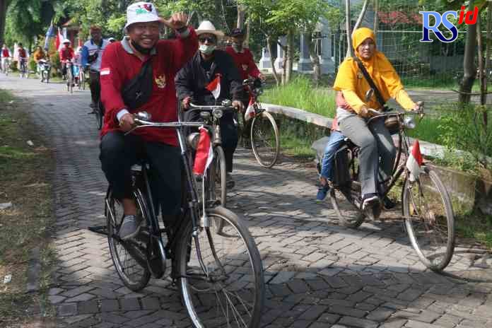 LESTARIKAN TRADISI : Ribuan onthelis gowes bersama dalam rangka Grebeg Onthel Nusantara di Sembungharjo, Kota Semarang, Minggu (6/11). (NUR CHAMIM/JAWA POS RADAR SEMARANG)