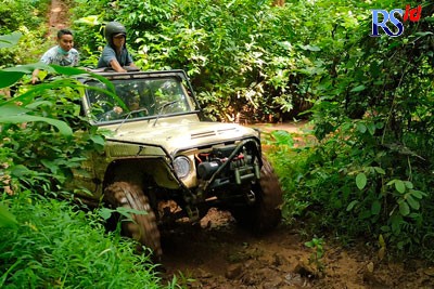 Pecinta Jeep di Kabupaten Batang saat melakukan penjelajahan di Alas Roban dengan medan yang cukup ekstrem. (RIYAN FADLI/JAWA POS RADAR SEMARANG)