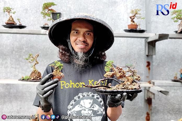 Widodo Kabutdo menunjukkan bonsai super mini di galeri koleksi belakang rumahnya. (IDA FADILAH/JAWA POS RADAR SEMARANG)
