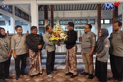 Direktur Jawa Pos Radar Semarang Baehaqi menyerahkan buket bunga segar kepada Bupati Temanggung Muhammad Al Khadziq didampingi Ketua DPRD Temanggung Yunianto dan jajaran pimpinan Jawa Pos Radar Semarang. (ADDIN ALFATH/ JAWA POS RADAR SEMARANG)