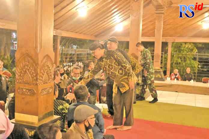 LINTAS GENERASI : Bupati Temanggung M Al Khadziq menyapa warga yang menonton pergelaran wayang kulit di Pendopo Pengayoman Senin (7/11) malam.(IST)