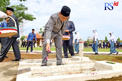 Wali Kota Pekalongan, HA Afzan Arslan Djunaid saat tabur bunga dalam rangka Peringatan Hari Pahlawan Tahun 2022, di TMP  Prawira Reksa Negara Pekalongan Utara, Kamis (10/11). (Lutfi Hanafi/Jawa Pos Radar Semarang)