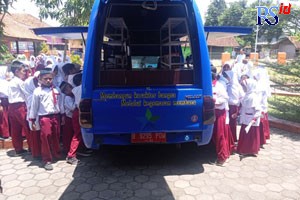 Petugas perpustakaan keliling  Dinas Kearsipan dan Perpustakaan Kabupaten Pekalongan saat melaksanakan tugas. (Istimewa)