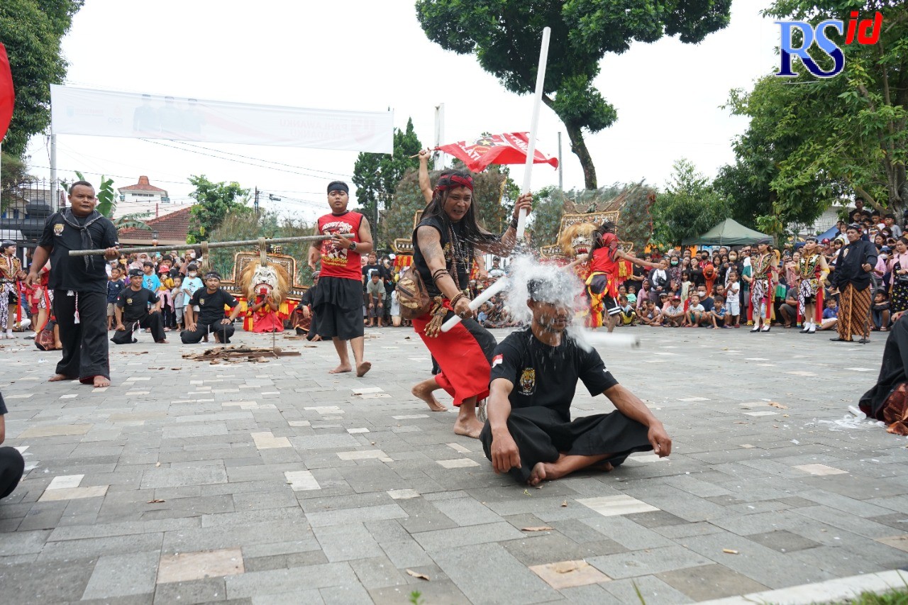 Salah satu atraksi kesenian di Kirab Budaya Garuda Pancasila yang digelar dalam rangka peringatan HUT Ke- 63 Pemuda Pancasila Salatiga di Halaman Kantor DPRD, Minggu (13/11). (Istimewa)