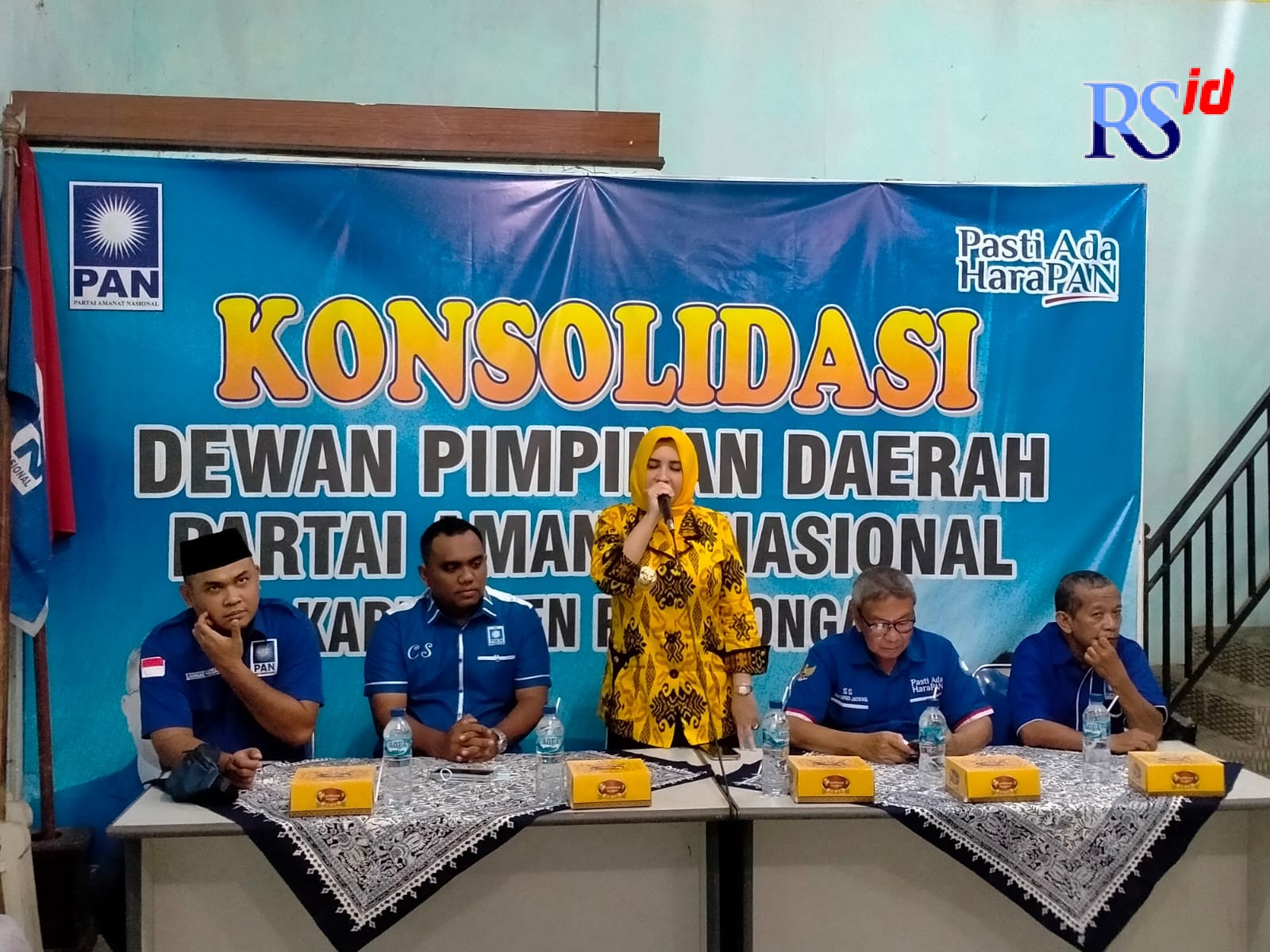 Bupati Pekalongan Fadia Arafiq sekaligus politisi Partai Golkar saat menyambangi Kantor DPD PAN Kabupaten Pekalongan dan menyerahkan bantuan, Selasa (15/11). (NANANG RENDI AHMAD/JAWA POS RADAR SEMARANG)