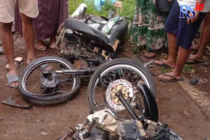 RINGSEK : Motor milik korban  yang rusak parah akibat adu  banteng di jalan Desa Krengseng,  Kecamatan Gringsing . (RIYAN FADLI/JAWA POS RADAR SEMARANG)