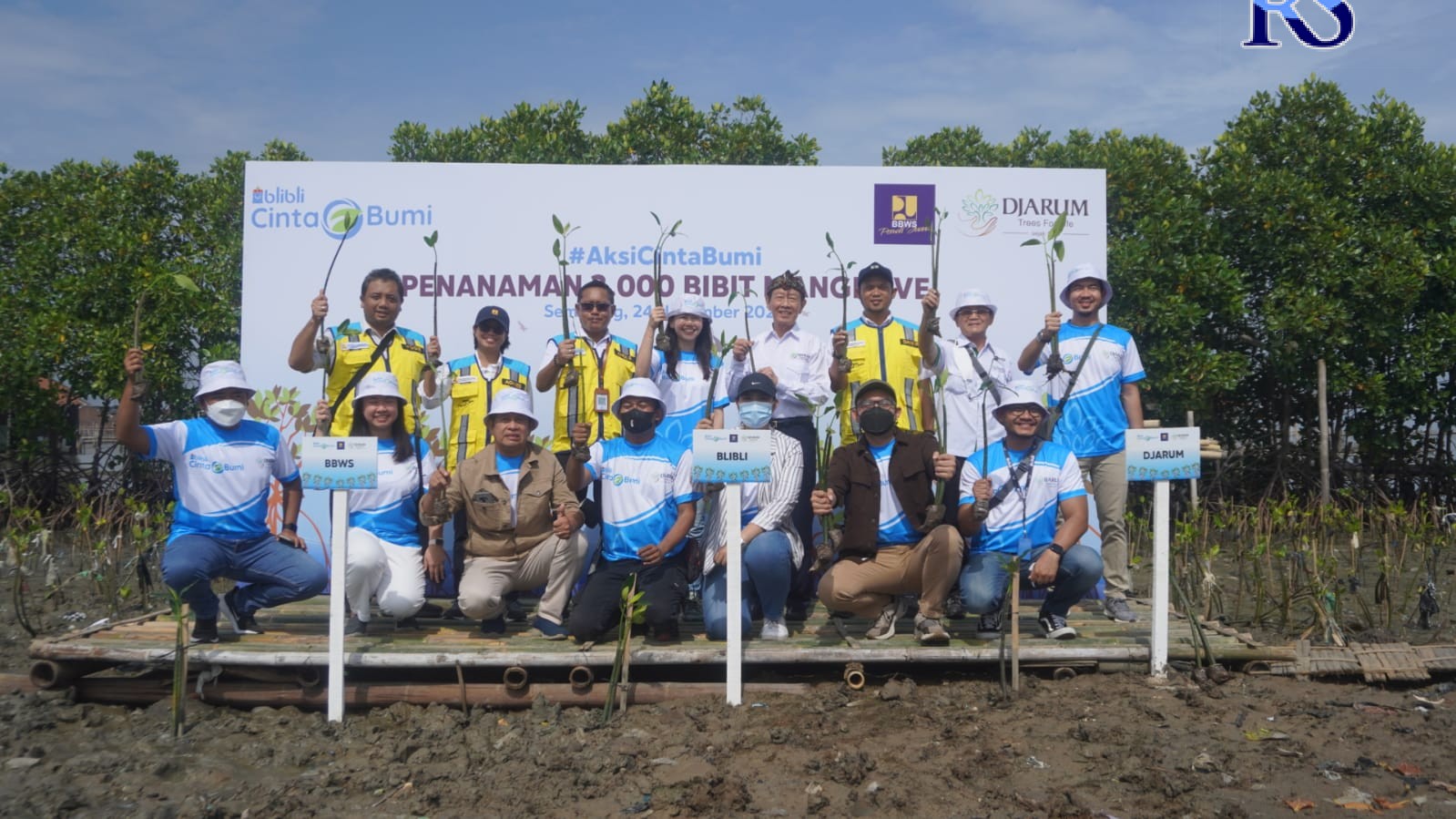 Perwakilan Blibli, Djarum Foundation dan Balai Besar Wilayah Sungai Pemali Juana (BBWS), melakukan #AksiCintaBumi melalui penanaman 3.000 tanaman mangrove yang berlokasi di Banjir Kanal Timur, Tambakrejo, Semarang. (ADITYO DWI / JAWA POS RADAR SEMARANG)