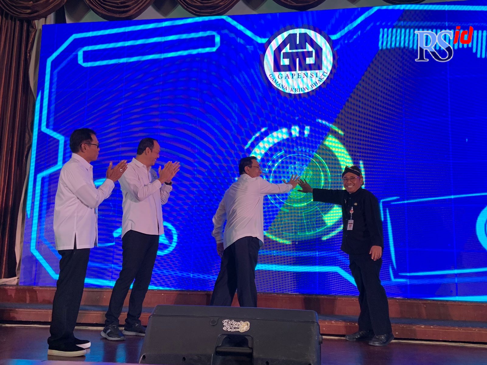 Kepala Dinas Pekerjaan Umum Bina Marga Cipta Karya Provinsi Jawa Tengah AR Hanung Triyono membuka Musda Gapensi di Hotel Patra. (KHAFIFAH ARINI PUTRI/JAWA POS RADAR SEMARANG)