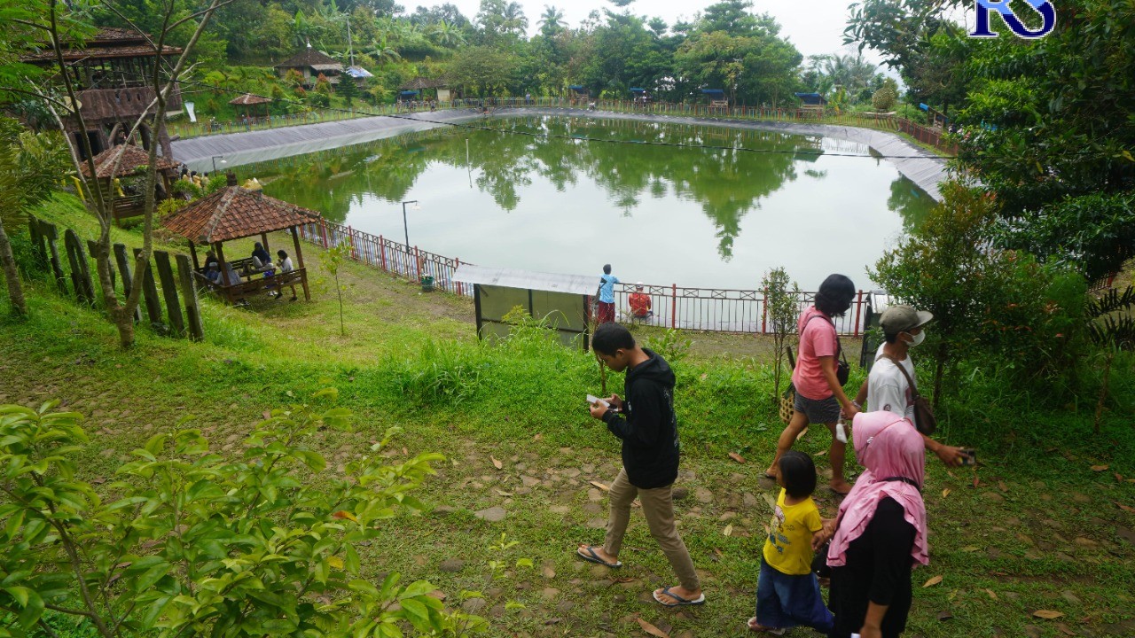 Embung Sebligo yang berada di kaki gunung ungaran, selain digunakan untuk mengairi lahan pertanian, juga menjadi salah satu wadah untuk memperkenalkan UMKM di Desa Lerep. (ADITYO DWI/JAWA POS RADAR SEMARANG)