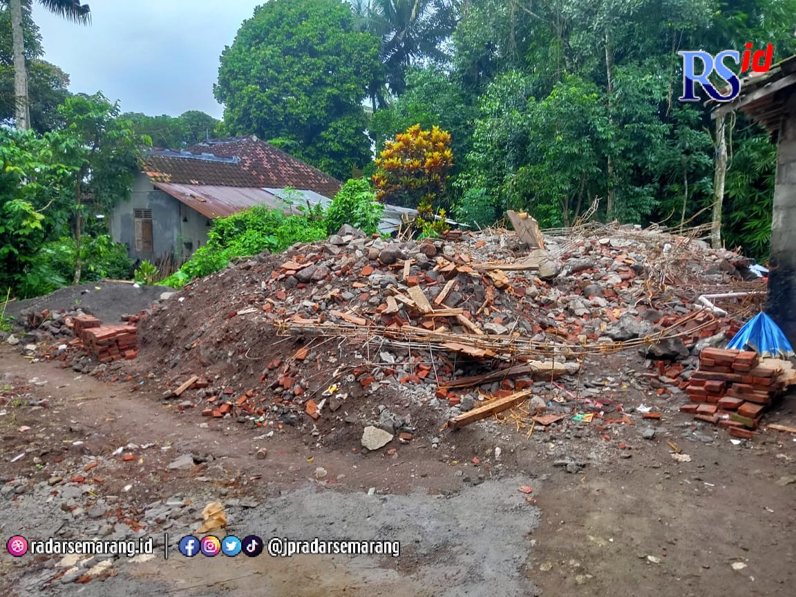 Runtuhan rumah yang baru saja dibangun oleh D warga Batang setelah bertahun-tahun kerja di Malaysia dirobohkan lantaran mengetahui istrinya W selingkuh dengan pria lain. (M. Iqbal Amar/Jawa Pos Radar Semarang)