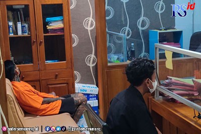 Pelaku (baju oranye) KDRT saat menjalani pemeriksaan di Mapolres Batang. (RIYAN FADLI/JAWA POS RADAR SEMARANG)