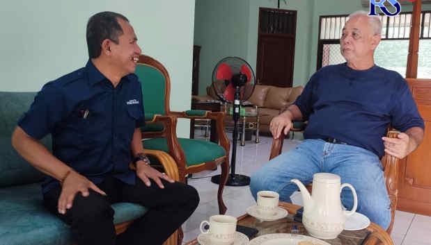 Direktur Jawa Pos Radar Semarang Baehaqi saat berbincang dengan Heru Karjanto. (SULIS SA/JAWA POS RADAR SEMARANG)
