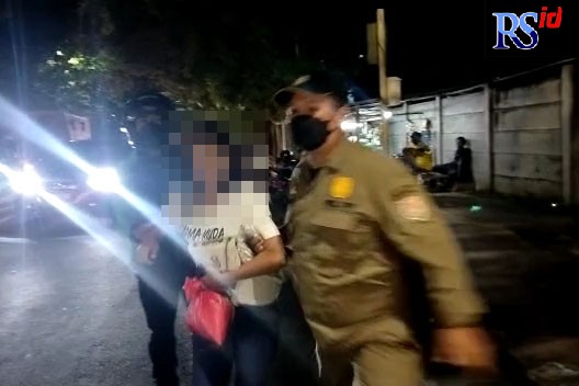 Petugas Satpol PP Kota Semarang, ketika menangkap PSK yang mangkal di Jalan Imam Bonjol, Senin (21/11) malam. (Istimewa)