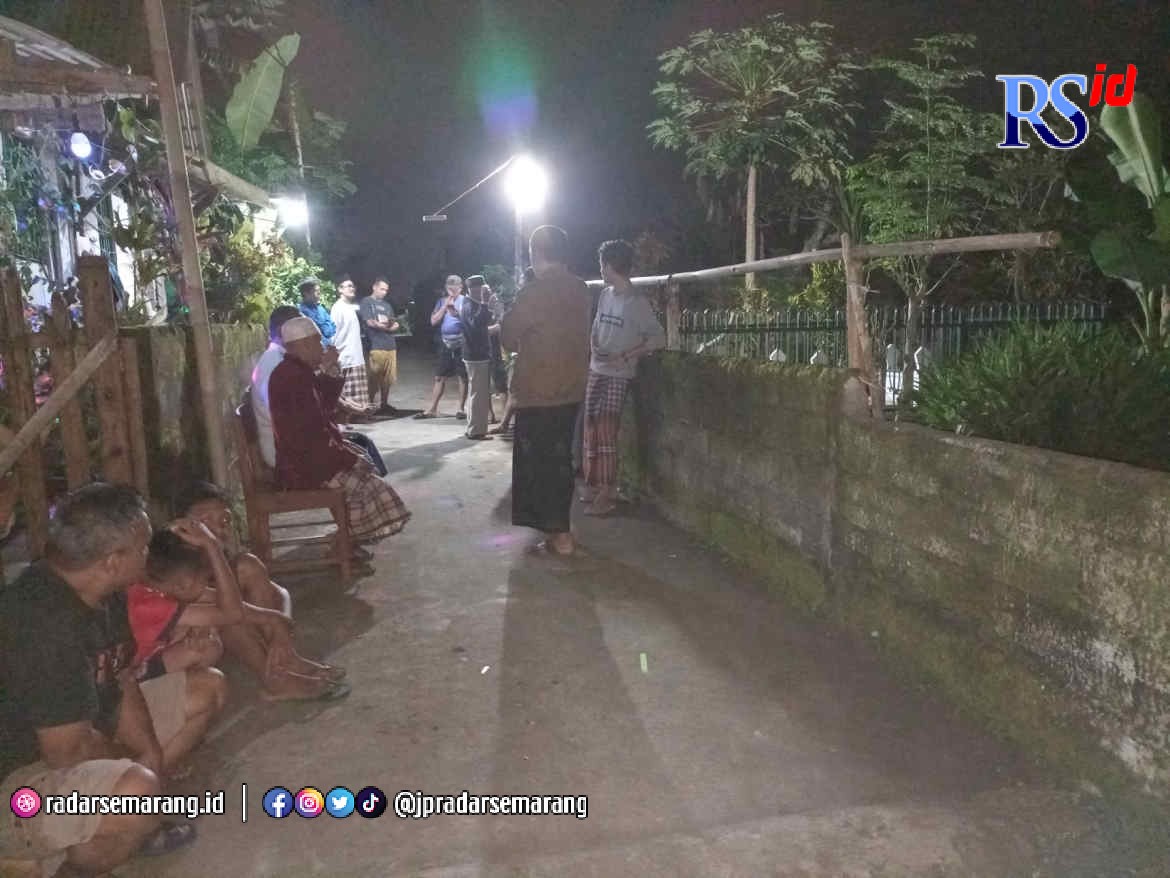 Sekeluarga korban pembunuhan di Mertoyudan, Kabupaten Magelang, dimakamkan Senin (28/11) malam. (ROFIK SYARIF G P/JAWA POS RADAR SEMARANG)