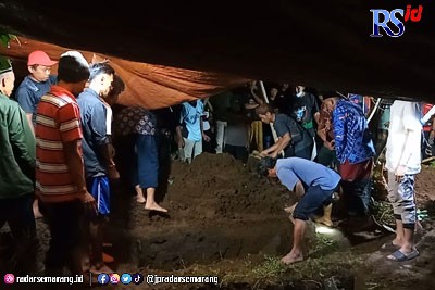 Pemakaman: Prosesi pemakaman ketiga korban keracunan di dalam satu rumah, Senin (28/11) malam sekitar pukul 21.59. (ROFIK SYARIF G P/JAWA POS RADAR SEMARANG)