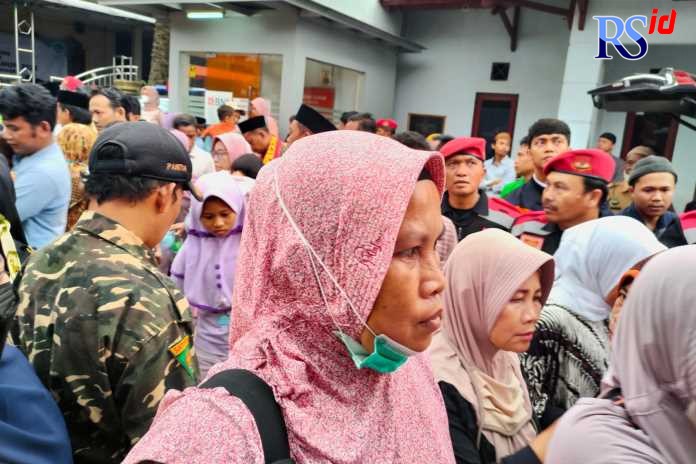  Suasana pelepasan jamaah umrah di Kecamatan Limpung. (RIYAN FADLI/JAWA POS RADAR SEMARANG)
