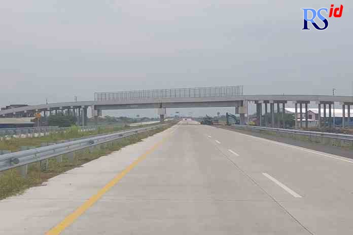 LANCAR JAYA: Permukaan jalan tol Demak-Sayung sudah mulus dari ujung timur hingga barat. (Wahib Pribadi/Jawa Pos Radar Semarang)