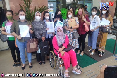 Para korban arisan online Japo usai mediasi di Pengadilan Negeri Semarang, kemarin. Mereka digugat perdata oleh YPM alias DK 99, pelaku arisan online. (NUR CHAMIM/JAWA POS RADAR SEMARANG)