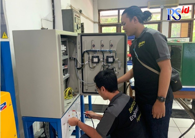 Mahasiswa ketika mengencek kondisi panel surya di Microgrid Laboratory. (KHAFIFAH ARINI PUTRI/JAWA POS RADAR SEMARANG)
