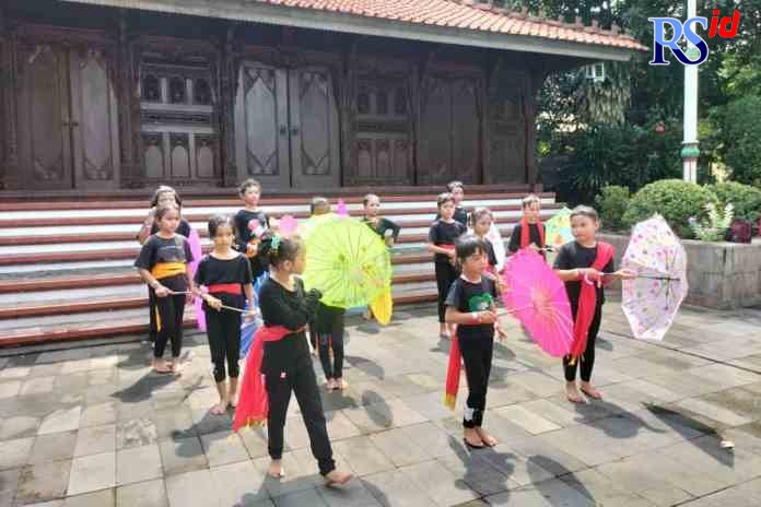 LUWES : Anak-anak Rumah Pintar Sasana Ngudi Kawruh sedang unjuk kebolehan kepiawaian menarinya.(KHAFIFAH ARINI PUTRI/JAWA POS RADAR SEMARANG)