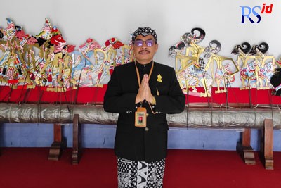 Waluya, Kepala SMPN 2 Tengaran, konsisten menerapkan empat program unggulan, hingga akhirnya melahirkan 55 inovasi. (Nurfaik/Jawa Pos Radar Semarang)