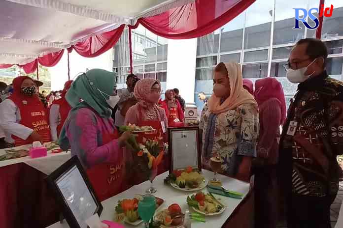 ADU KREASI: Plt Wali Kota Semarang Hevearita Gunaryanti Rahayu saat melihat hasil olahan lunpia dari para peserta lomba. (ADENNYAR WYCAKSONO/JAWA POS RADAR SEMARANG)