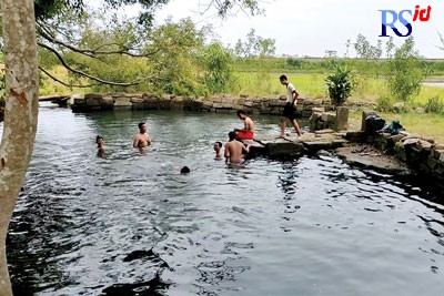 Pemandangan di situs pemandian Balekambang yang teduh dan memanjakan mata pengunjung yang datang. (RIYAN FADLI/JAWA POS RADAR SEMARANG)